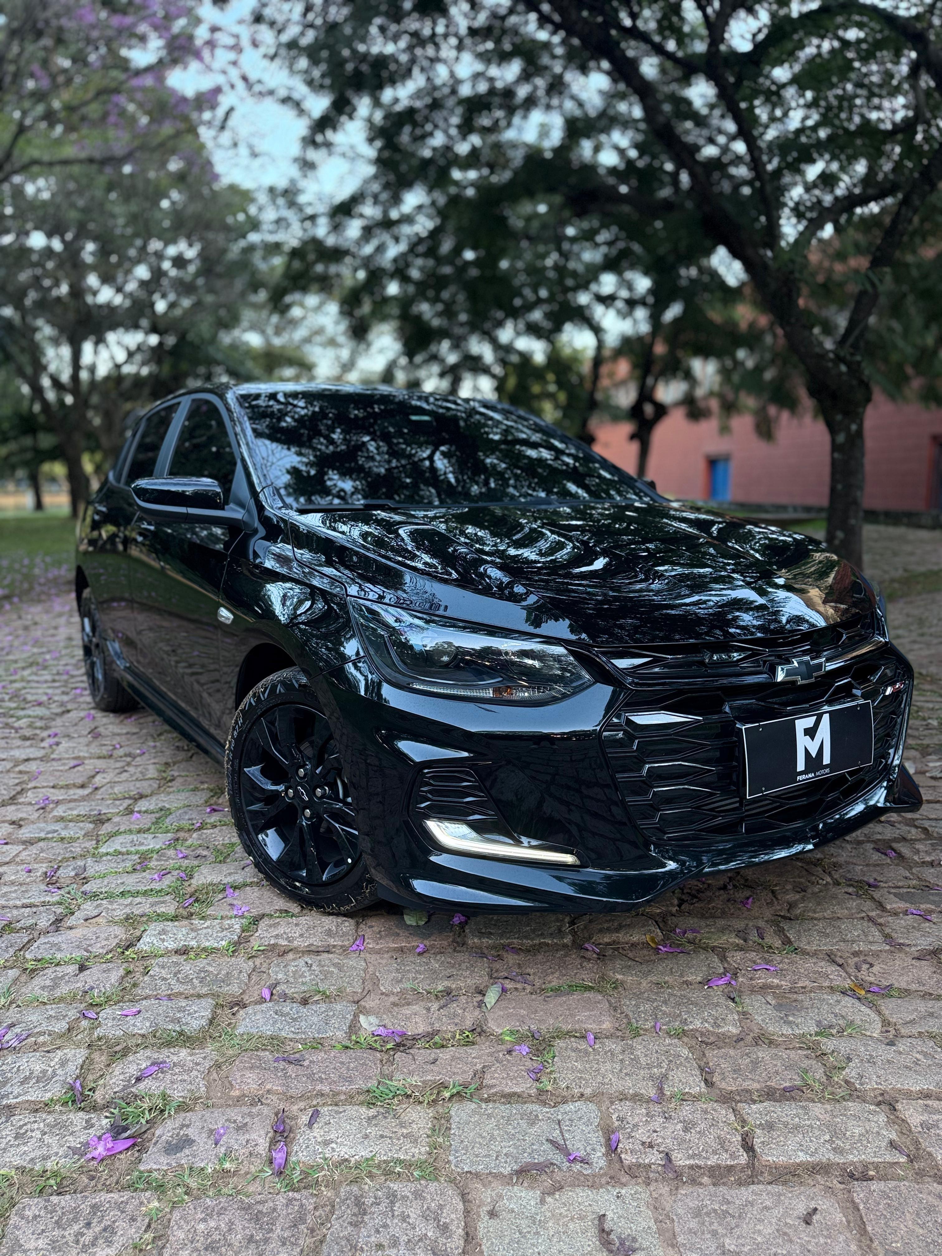 Chevrolet Onix RS 2025 - Detalhe traseiro RS Turbo