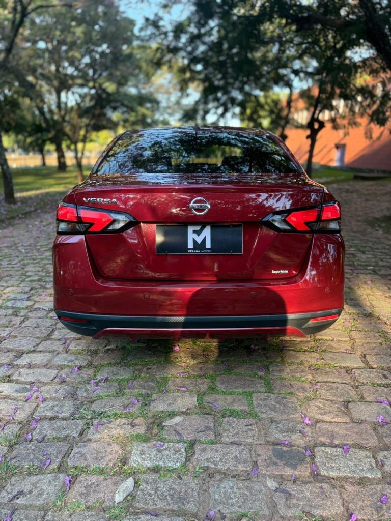 Detalhe das rodas de liga leve do Nissan Versa Advance 2022